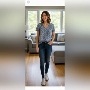 Croft & Barrow Essential V-Neck Women's T-shirt Blue Garden Geo Large (EUC)